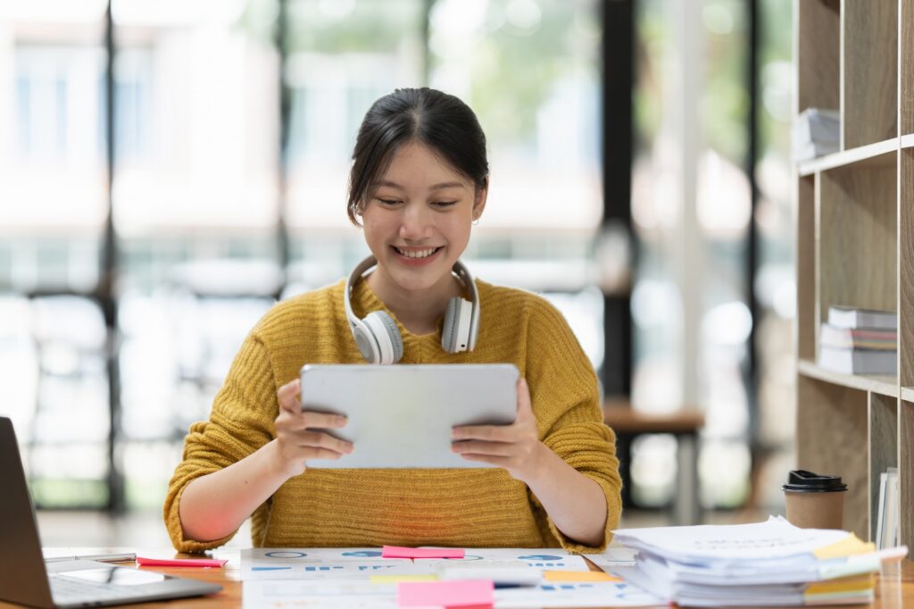 Mulher de negócios asiática inteligente sorrindo no espaço do escritório. imobiliário, advogado, sem fins lucrativos, marketing