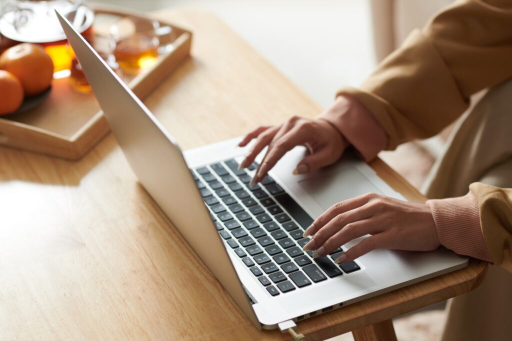 Mulher trabalhando no laptop online